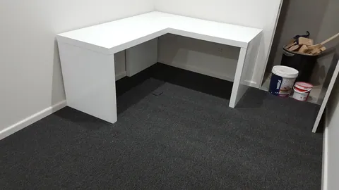 The fitted corner desk completes this stage of the room.